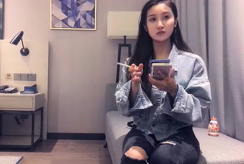 HD-高颜值女大生赚零用钱，与糖爹酒店啪啪开直播