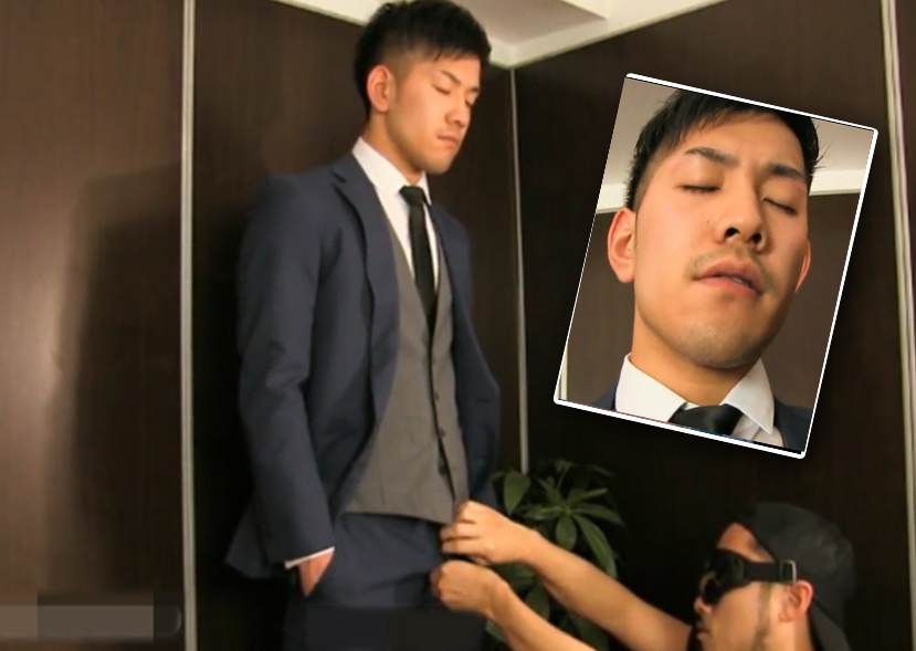 超帅西装直男总裁为了签单献出裤裆里的鸡巴射了好多上集