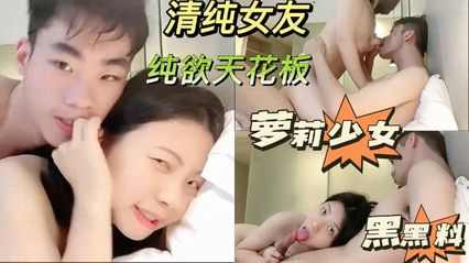 她跪在床上为他口交忘我地享受着激情时刻